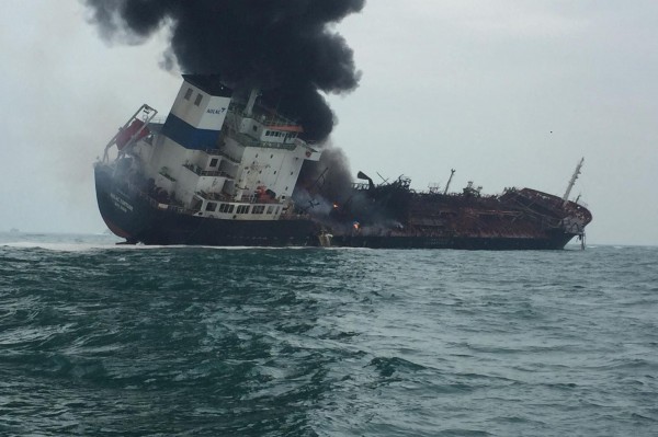 一艘越南油輪今中午11點多在香港外海發生爆炸起火，船員跳海逃生，目前至少1死3失蹤。（法新社）