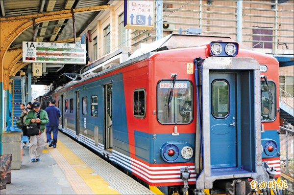 台鐵將EMU500型區間號列車，從原本銀色相間的車體彩繪成墨綠、橘紅及白色相間的日式風格，相當吸睛。（記者鄭名翔攝）