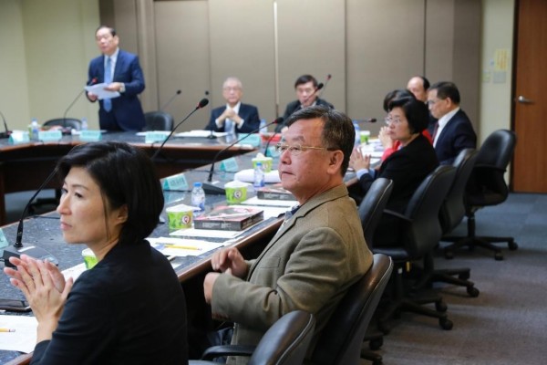 澎湖縣長賴峰偉〈右二〉出席國民黨縣市首長會議，提出舉辦與中國泉州、廈門及東山島論壇。（澎湖縣政府提供）
