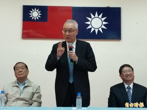 國民黨主席吳敦義（中）邀藍執政縣市長「便當會」，共商回應習近平新解「九二共識」的「統一口徑」。（資料照）