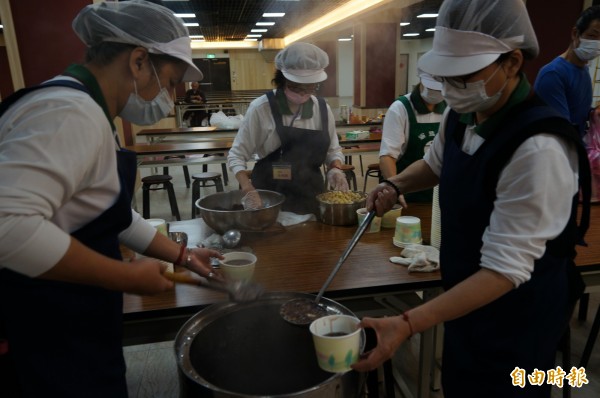 志工徹夜熬煮臘八粥。（記者林欣漢攝）