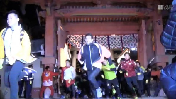 日本西部城市兵庫縣的西宮神社每年都會舉行「福男」選拔，信眾在大門一開全力狂奔230公尺。（圖擷取自《產經新聞》影片）