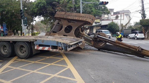 警方趕抵事故現場，確認沒有人因挖土機翻車而受傷。（圖擷取自爆料公社）