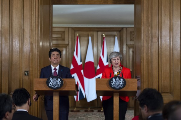 日本首相安倍晉三拜訪英國首相梅伊。（歐新社）
