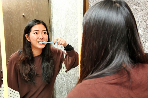 若刷牙方式錯誤，就算每天勤刷牙還是可能罹患牙周病。（記者沈昱嘉／攝影）