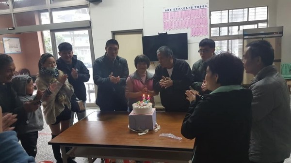 基隆市新西里長陳漢昭老婆1月9日生日，前立委謝國樑（左）沒有事先告知就出現，讓里長夫妻嚇一跳。（記者俞肇福翻攝）