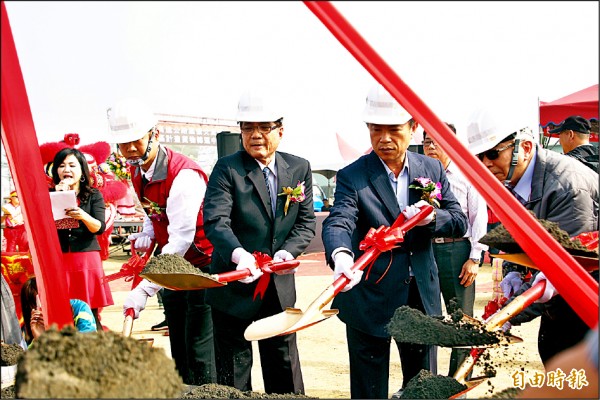 四十年前規劃的嘉義縣貨轉中心區市地重劃，昨天終於動土。（記者林宜樟攝）