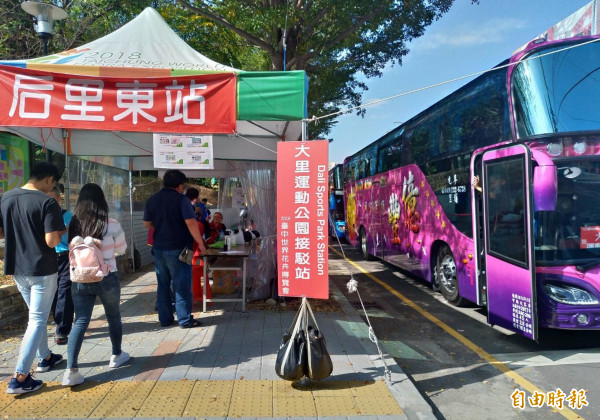 台中花博接駁車策略奏效，遊客不用排隊就可上車。（記者黃鐘山攝）