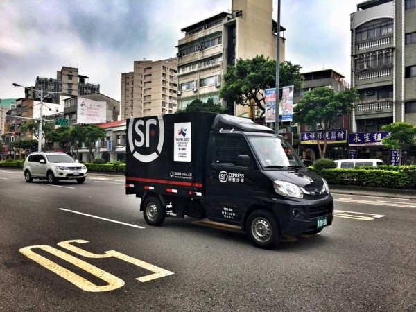 港人梁文道在台北買書寄香港，卻被順豐快遞拒送，讓他不禁懷疑：「連我都懷疑，其實一國兩制老早就推行到臺灣去了。」（圖擷取自台灣順豐速運臉書粉絲專頁）