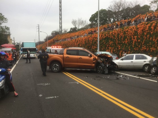 黃男所駕小貨車，失控衝撞路旁停放車輛，致小客車受創嚴重，現場一車零亂。（記者張勳騰翻攝）