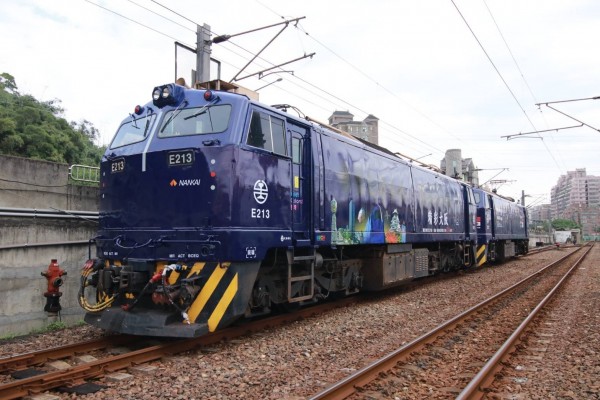 日本南海電鐵首度攜手台鐵，100％還原「藍武士號」。（台鐵提供）
