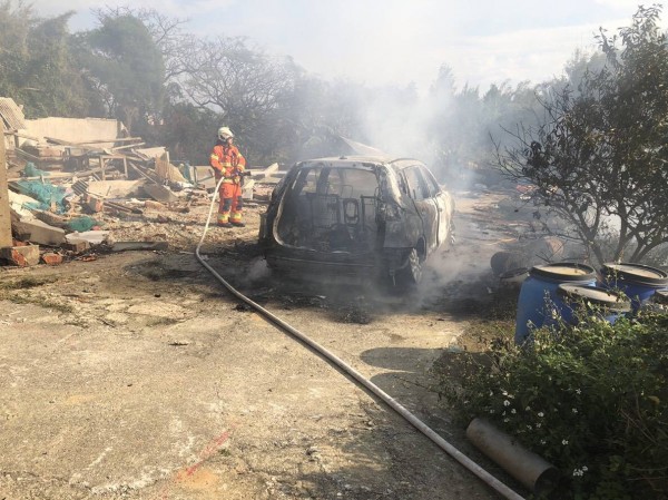 桃園市觀音區今天下午一輛休旅車不明原因爆炸，車上2人成焦屍。（記者魏瑾筠翻攝）