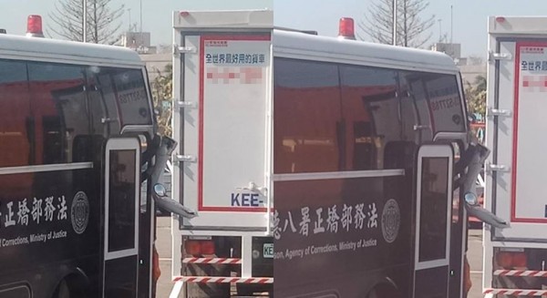 警備車與貨車發生車禍，貨車車門貼紙寫「全世界最好用的貨車」。（圖擷取自聯結車、大貨車、大客車、拉拉隊、運輸業照片影片資訊分享團）