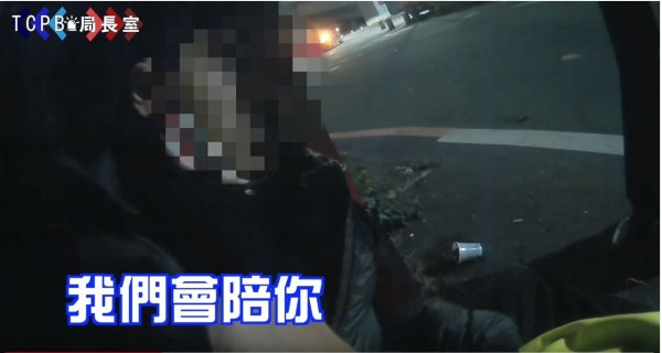 警員巡邏時發現男子身體不適，隨後替男子叫救護車，並在一旁守候。（圖取自臉書TCPB局長室）