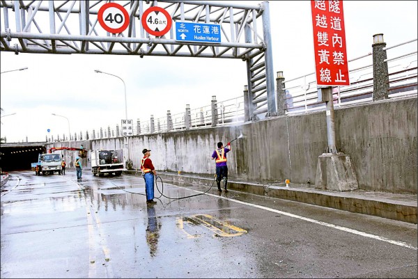 花蓮市即日起到十八日封路執行北濱外環道年度清洗及養護作業。（花蓮市公所提供）