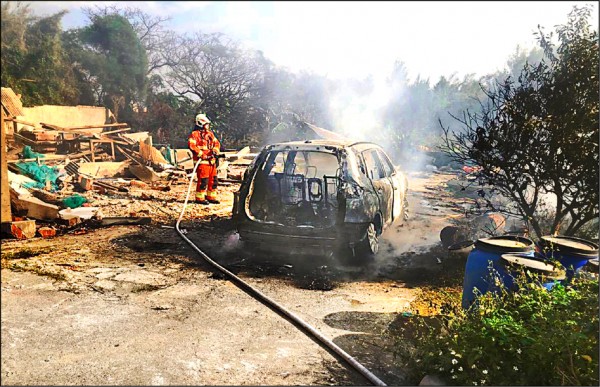 桃園市昨一輛休旅車不明原因爆炸，警消發現2具焦屍。（記者魏瑾筠翻攝）