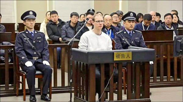 加籍男子謝倫伯格（前排左）被控參與「有組織的販毒活動」且為主嫌，遭中國法院判處死刑及沒收財產。（取自網路）