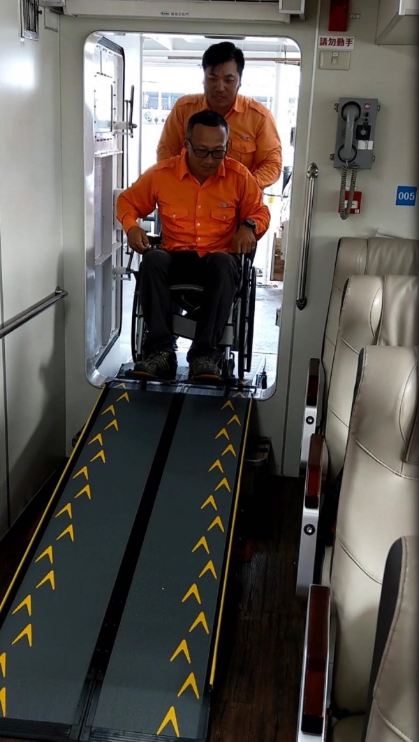 航港局鼓勵大眾運輸船舶增設特製化輪椅及供進出艙室使用活動式斜坡板。（航港局提供）