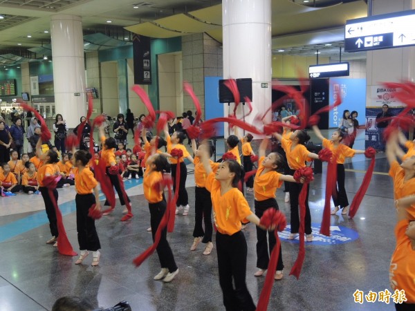 江翠國小學童到板橋火車站地下廣場快閃演出。（記者翁聿煌攝）