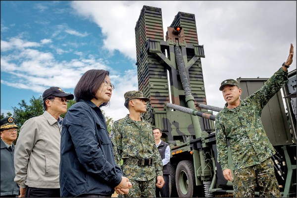 蔡英文總統昨前往花蓮視導空軍防空部隊，聽取幹部簡報天弓三型飛彈性能諸元。（總統府官網）