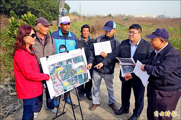 立委蔡易餘（右二）、水利署副總工程司張良平（右一）及布袋鎮長陳鳳梅（左一）會勘治水工程。（記者林宜樟攝）