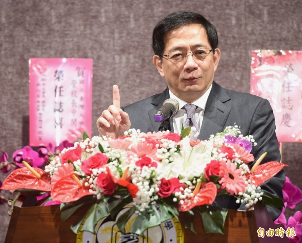 管中閔在政務官任內，以匿名、常態性在《壹週刊》寫社論，獲取每月約5萬元、每年約65萬元固定報酬，監察院的彈劾文指出，「軍公教人員兼職費支給要點」及「軍公教人員兼職費支給表」的法定兼職每月支領上限為8000元或8500元，管的報酬已為法定的6倍多。（資料照）