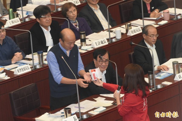 國民黨團力挺韓國瑜，議員陳美雅還送鐵牛運功散給韓。（記者張忠義攝）