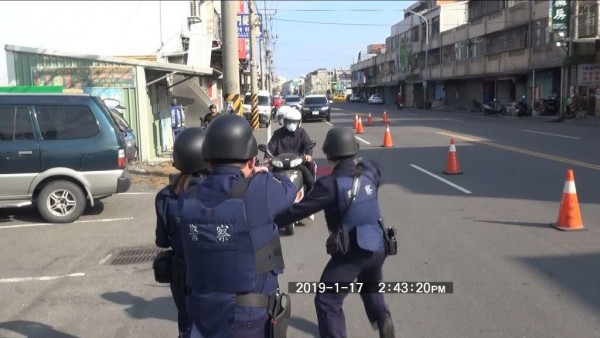 芳苑警分局演練逼真，一名網友以為是「真搶刼」PO網。（記者顏宏駿翻攝）