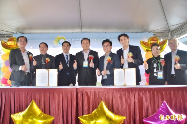 市長黃偉哲（左3）、立委王定宇（左4）等人見證簽約儀式。（記者吳俊鋒攝）