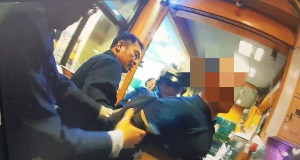 陳男酒醉鬧事，被警方上銬逮捕。（記者洪定宏翻攝）