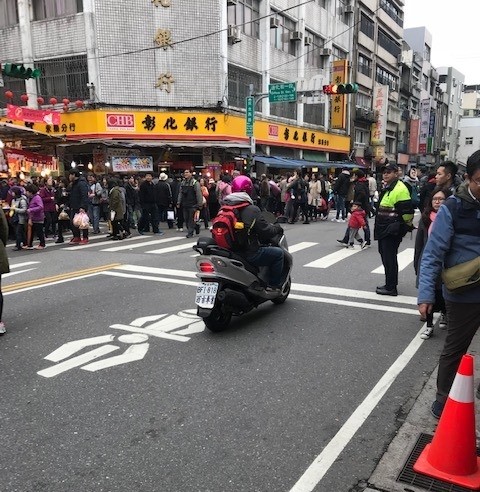 台北市迪化年貨大街開跑，警察局已加強周邊管制。（台北市警察局提供）