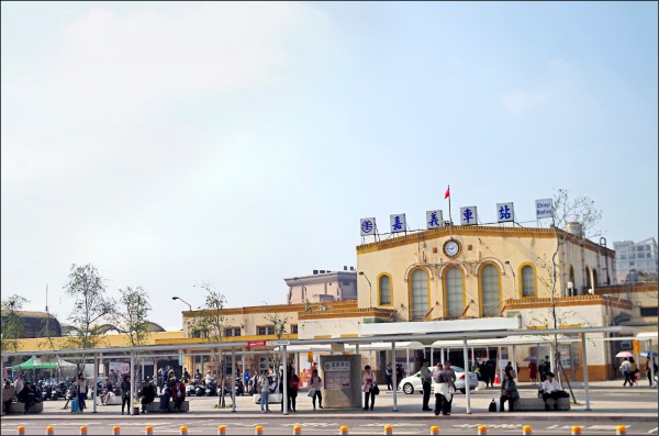 年假走春，嘉義車站前有開往阿里山遊樂區、故宮南院等地客運班車。（記者王善嬿攝）