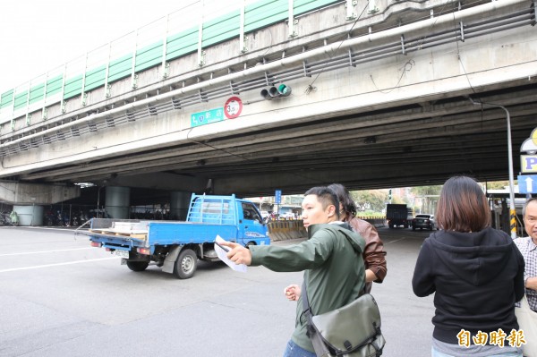 土城方向土城車輛開往中和或轉向板橋時，都會在中正路589巷路口左轉，由於號誌沒有一致經常造成車輛回堵或車禍。（記者邱書昱攝）