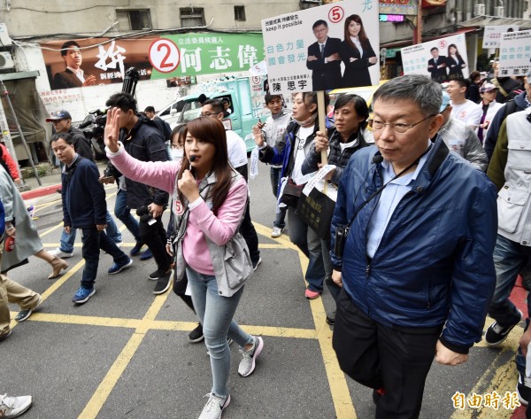 台北市長柯文哲20日陪同士林大同區立委補選候選人陳思宇掃街拜票，爭取民眾支持。（記者羅沛德攝）