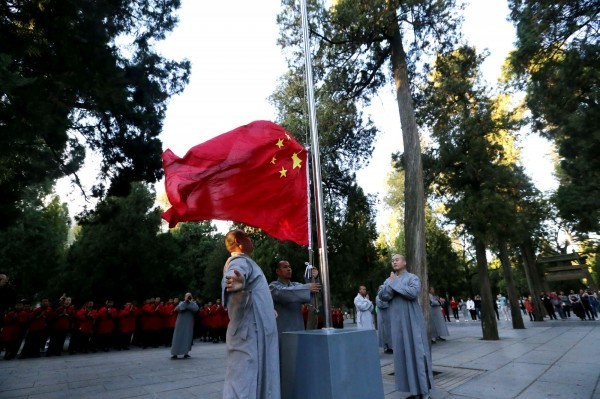 全中國的宗教場合都陸續掛上五星旗，圖為嵩山少林寺於去年8月27日舉行升旗儀式。（路透）