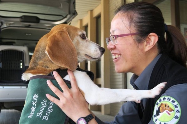 Mini從桃園機場調派到金門執勤，離開前和領犬員媽媽道別。（圖擷取自臉書）