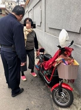 葛姓老婦騎電動車再次出現在潭水亭附近，被警方查獲。（記者歐素美翻攝）