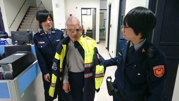 女警不忍告知林翁妻子已經過世，脫下制服外套讓他保暖。（記者王捷翻攝）