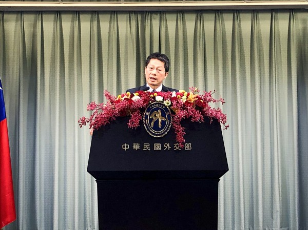 Ministry of Foreign Affairs spokesman Andrew Lee yesterday speaks at a news conference in Taipei about personnel changes at its offices dealing with Japan.
Photo: CNA