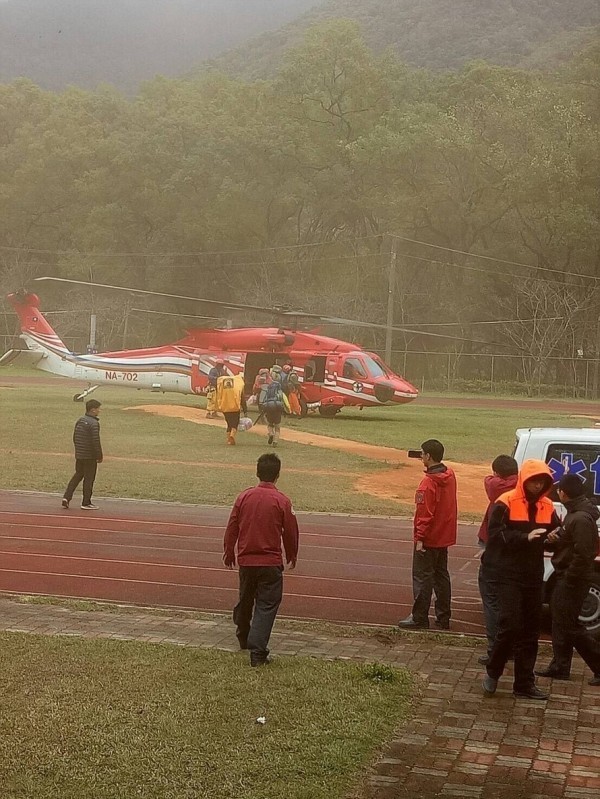 女山友獨攀墜谷死亡，空勤總隊出動直升機進行遺體吊掛。（南投縣消防局提供）