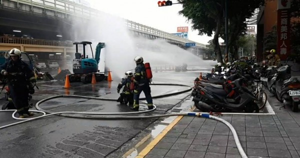 今天下午建國北路、錦州街口發現有瓦斯外洩，大台北瓦斯公司發言人周銘善表示，公司已緊急將瓦斯氣閥關閉，避免再發生漏氣，預計可以在今天以內完成更換管線。（市府提供）
