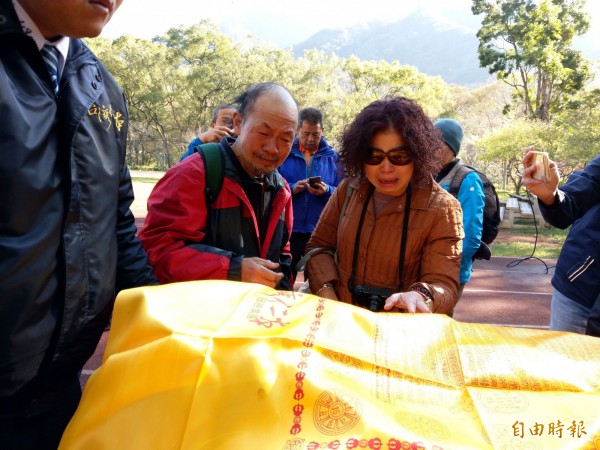 吳女遺體順利吊掛下山，現場等待的山友激動哭喊「Gigi回家了」。（記者劉濱銓攝）