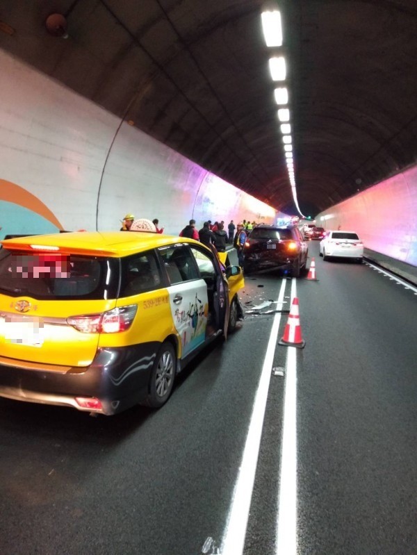 今上午11時許，國道五號南下21.5K，雪山隧道內發生五車連環撞車禍。（記者陳薏云翻攝）