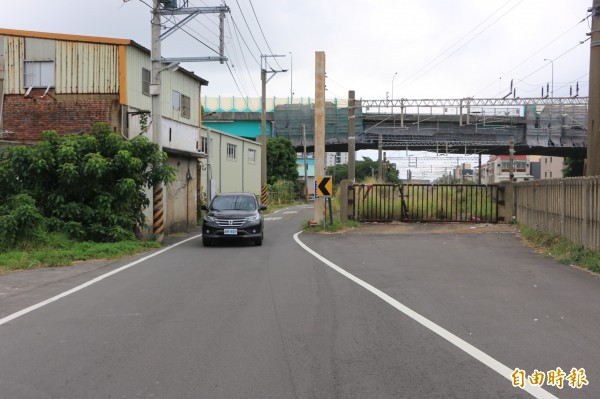 竹南公義路尾位在戰備月台旁，造成路寬不足，車輛難會車，地方不斷爭取拆除部分月台，還路於民。（記者鄭名翔攝）