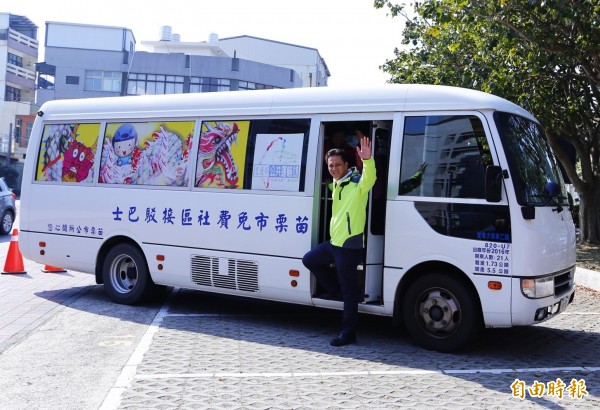 市公所將市區接駁專車、台3線新竹客運公車，於車外裝飾（火旁）龍相關主題看板，包括椅背枕巾、走道等都有主視覺意象，讓民眾搭乘身臨其境。（記者彭健禮攝）