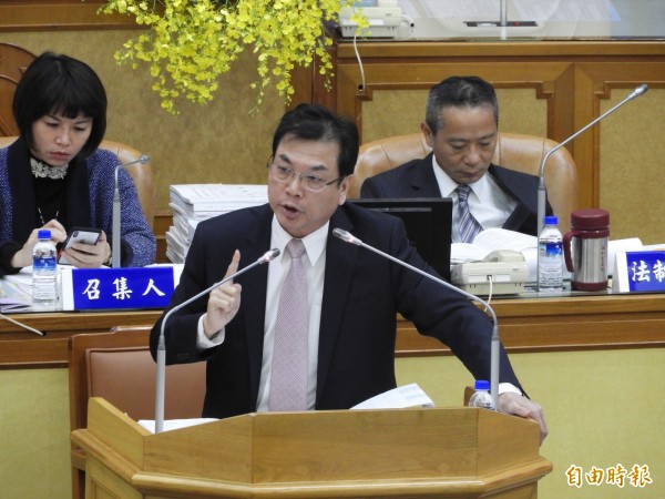 新北市議會今天進行預算審查，民進黨議員擬刪除環保局約五億多元預算，環保局長劉和然說明預算編列情形。（記者賴筱桐攝）