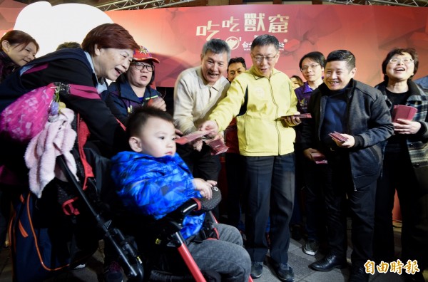 台北市長柯文哲23日到迪化街年貨商圈發送豬年發財金，受到民眾及攤商熱情歡迎。（記者羅沛德攝）