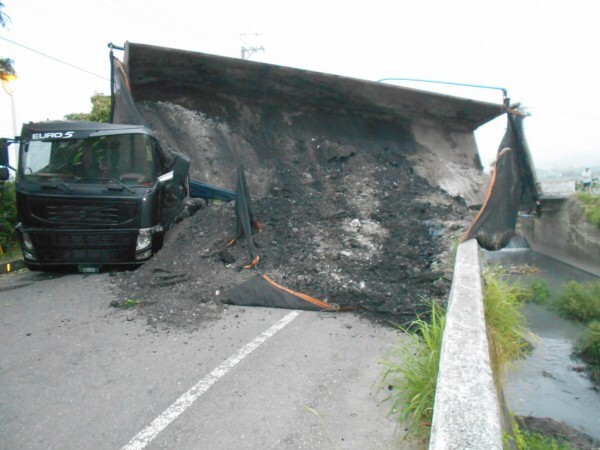 曳引車傾覆壓死駕駛的竟外，檢追出鍋爐業者長期排放有毒氣體。（記者顏宏駿翻攝）