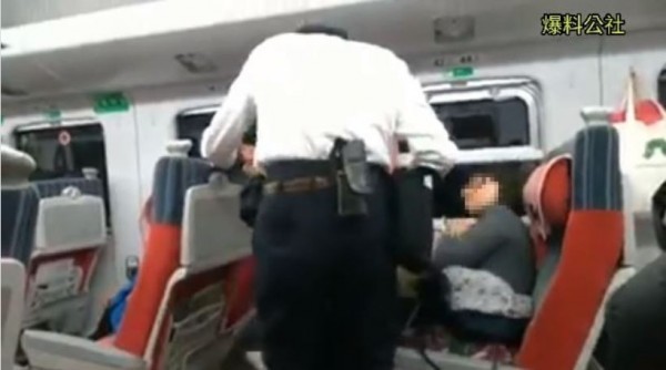 列車長勸女子將佛經的聲音關掉，但女子不聽勸還用腳狠踹列車長的小腿3次。（圖擷取自臉書粉絲專頁「爆料公社」）