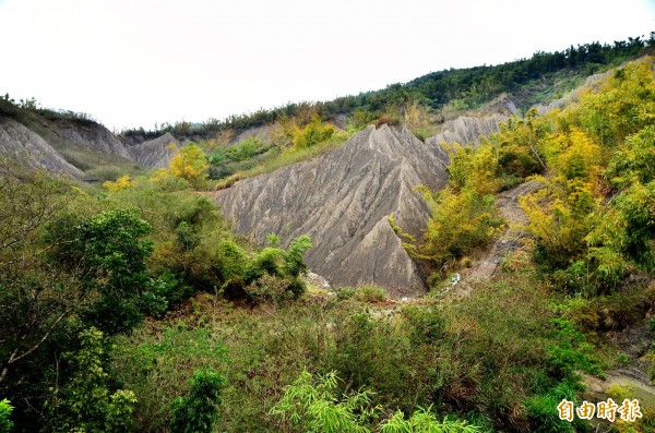龍崎掩埋場因位於月世界地景上,引發爭議。(記者吳俊鋒攝) 龍崎掩埋場因位於月世界地景上,引發爭議。(記者吳俊鋒攝)